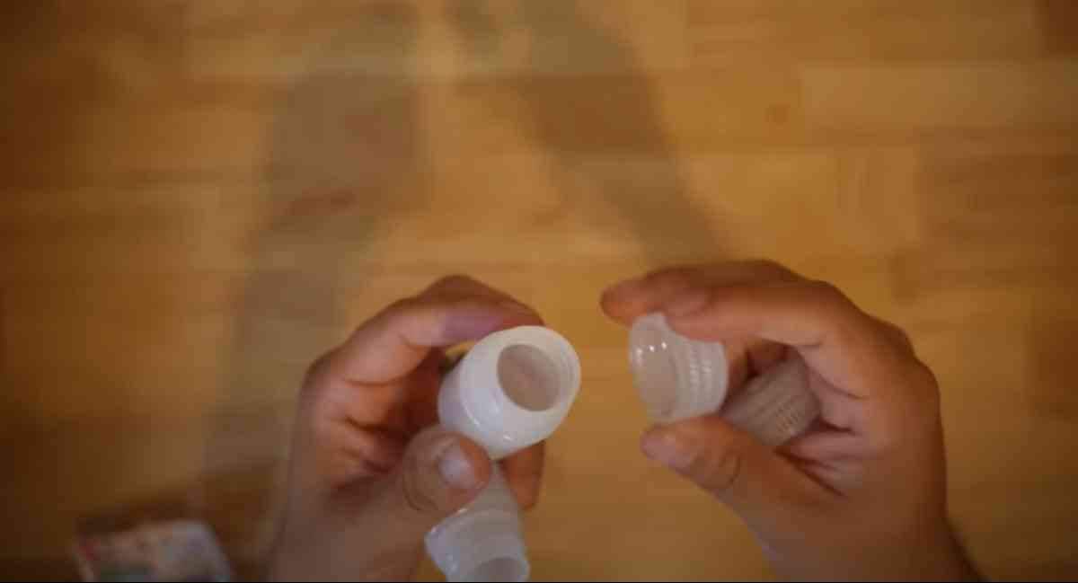 ダイソーの「調味料入れ（30ml）」の蓋を開けた様子